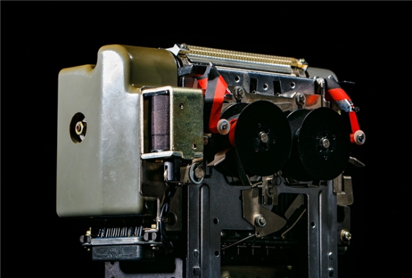 盈富忧配 爱普生品牌50周年：坚守诚实与努力，创新和挑战并存