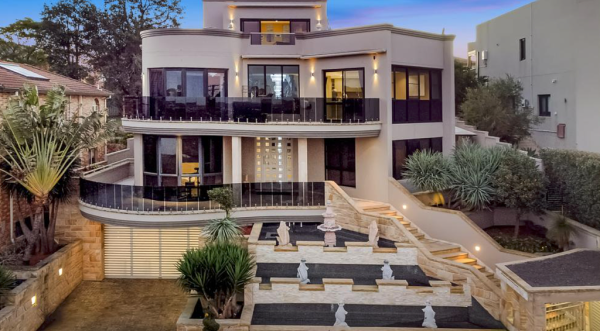 信康优配 悉尼豪宅挂牌出售！中国无敌水晶吊灯成亮点，高达近10米